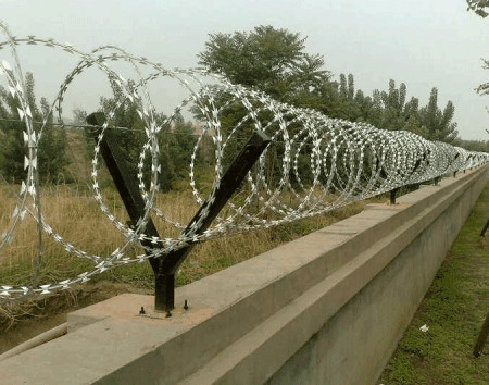 墻頭刀片刺網(wǎng).jpg 墻頭刀片刺網(wǎng).jpg